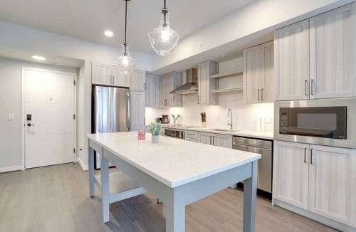 Clarendon Apartment | Prime Location Apt W Gym