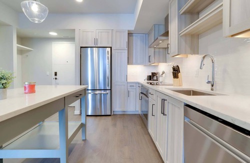 Clarendon Apartment | Prime Location Apt W Gym