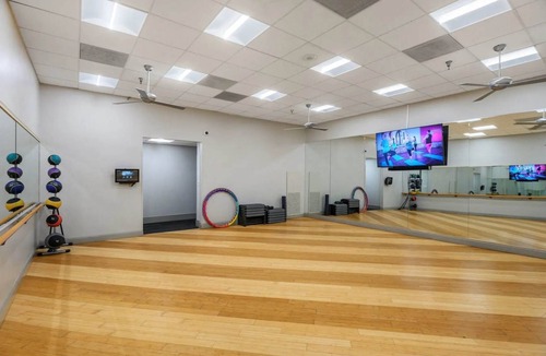 Crystal City Apartment | Prime location Apt W Gym & Indoor Pool