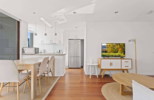 Centennial Park Apartment | Prime Location 2-Bed Apartment with Parking