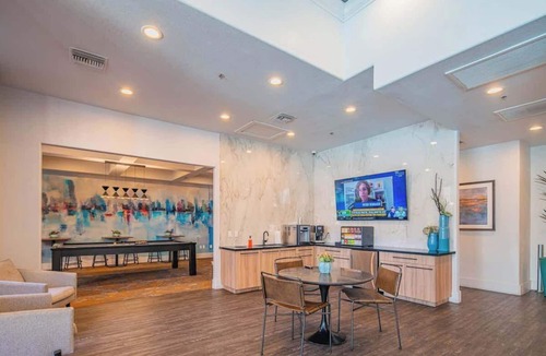 Glendale Sports and Entertainment District Apartment | Prime Location | Balcony, Pool, Gym, Parking, W/D