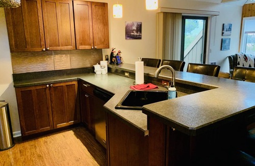 Clymer Condo | Prime Location! Clean 3 BDRM/3 FULL BATH. Next to MountainAdventures & MainLodge
