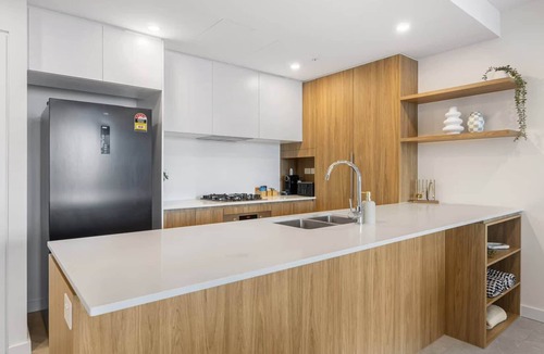 Eagle Farm Apartment | Prime Location: Eat Street, Restaurants & 5kms CBD