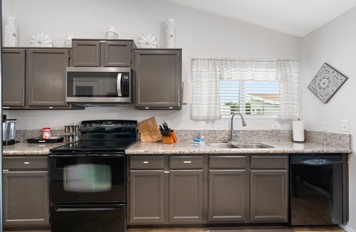 La Buena Vida House | Prime Location HotTub/Pool/Outdoor Kitchen Spring training Clean and Safe.