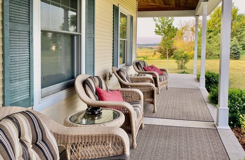 Williamsburg House | Prime location less than 1 mile from Traverse City Horse Shows/GLEF