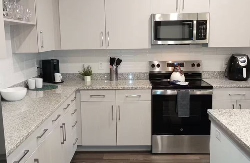 Madison Apartment | Prime location, Luxury Views in Madison Airport
