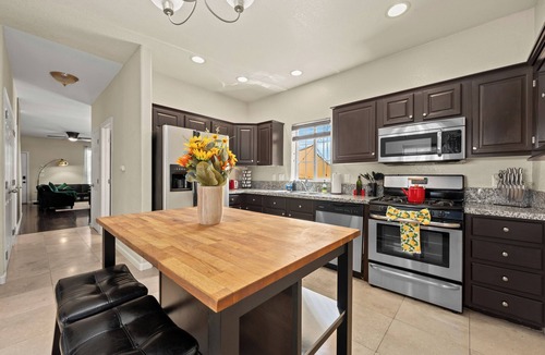 Stockton House | Prime Location: Modern Comfort 5 Minutes from Zoo, Beach & Downtown
