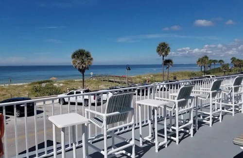 Pass-a-Grille Historic District Apartment | Prime location on Pass-A-Grille Beach! Everything you need is here!