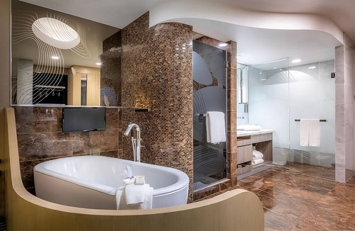 Pasadena Hotel | Prime Location! Onsite Pet-Friendly Property, Outdoor Pool, Parking