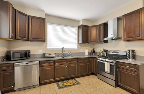 San Gabriel House | Prime Location - Spacious 3BD 2.5 BA - King Bed - 2,100+ sq feet
