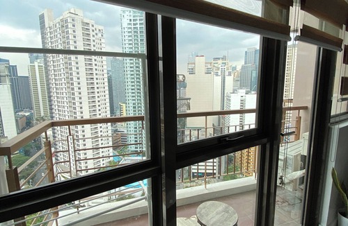 San Lorenzo Apartment | Prime Location Studio Condo in Makati with City View and Fast Wifi