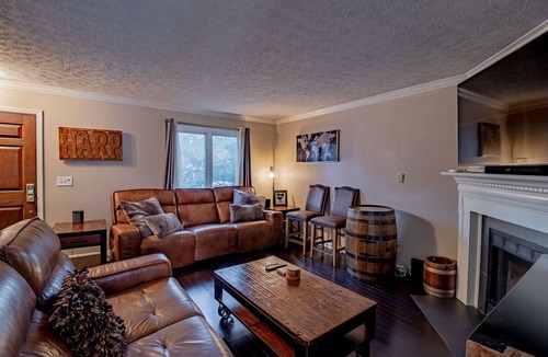 Victorian Village House | PRIME Location with Hot Tub, Pool Table and Sauna