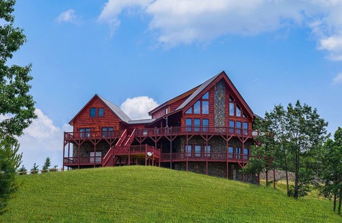Dobson Cabin | Prime Mountaintop Luxury Lodge, Spacious Outdoor Living. Amazing Views Sleeps 20