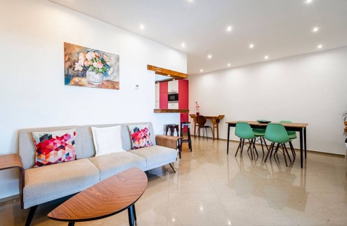 Ameijeira Condo | Prime Oceanfront 2BR Apt Walk to Beach & Lagos