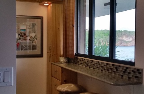 Estate Bolongo Condo | Prime Oceanfront, Remodeled St. Thomas 2BR/2BA Condo-Poolside, W/D, & Dining