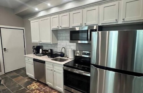 Over-the-Rhine Apartment | Prime OTR+Queen Bed+Parking Unit 2