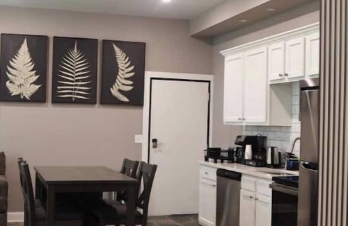 Over-the-Rhine Apartment | Prime OTR+Queen Bed+Parking Unit 2