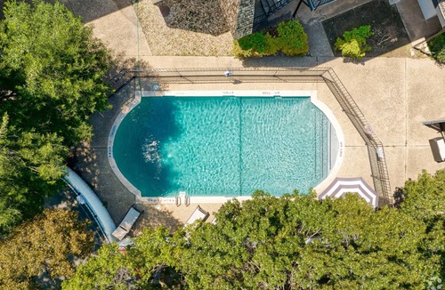 Windsor Park Apartment | Prime Soco Airy 1BR King Suite w Pool Parking