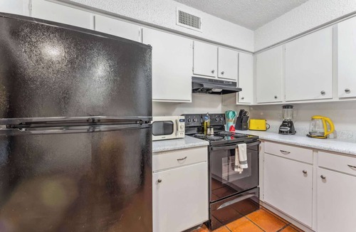 Bouldin Apartment | Prime SoCo chic 2BR king suite w/pool, parking