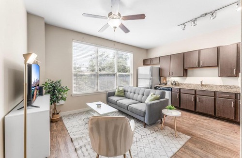 South Congress Apartment | Prime SoCo King Bed 1BR & 2BR Suites w Gym, Pickleball, Laundry