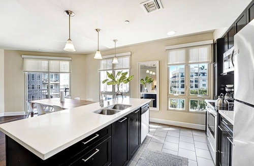 Downtown Apartment | PRIME, spacious Top Corner with spanning campus-fountain view @ the Americana!
