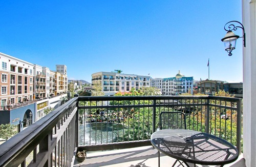 Downtown Apartment | PRIME, spacious Top Corner with spanning campus-fountain view @ the Americana!