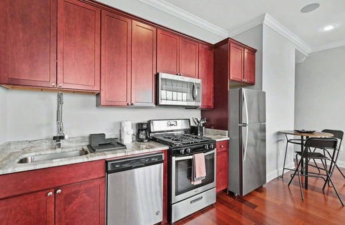 Olde Kensington Apartment | Prime Studio at The Piazza | NoLibs | Sleeps 2