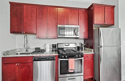 Olde Kensington Apartment | Prime Studio at The Piazza | NoLibs | Sleeps 2