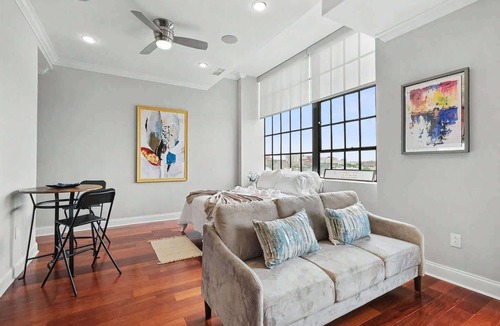Olde Kensington Apartment | Prime Studio at The Piazza | NoLibs | Sleeps 2