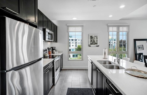 Downtown Apartment | PRIME, top floor corner 2B/2B apartment with fountain views @ the Americana!