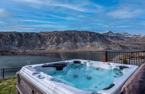 Orondo House | Prime views, private pool & spa, quiet, family/foodie paradise mins from Chelan