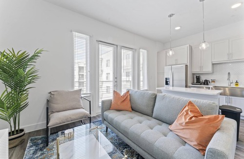 Highland Apartment | Prime West Downtown Studio w Washer Dryer