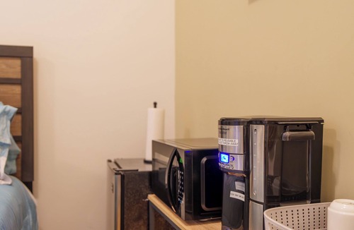 Wicker Park Apartment | Prime Wicker Park Studio Close to Shops & Dining