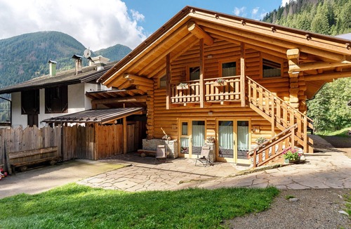 Cogolo Apartment | 'Primula' Room with Mountain View, Shared Garden and Wi-Fi