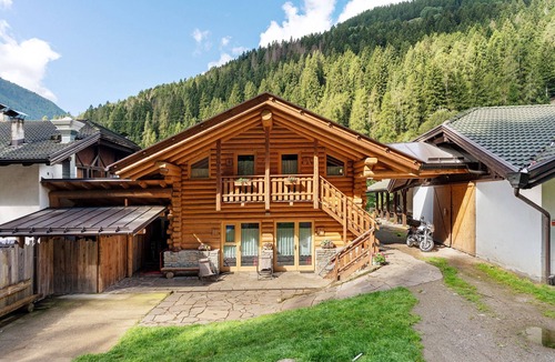 Cogolo Apartment | 'Primula' Room with Mountain View, Shared Garden and Wi-Fi