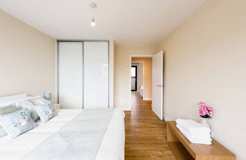 Uxbridge North Apartment | Pristine 2 Bedroom luxury penthouse apartment with en-suite in master bedroom