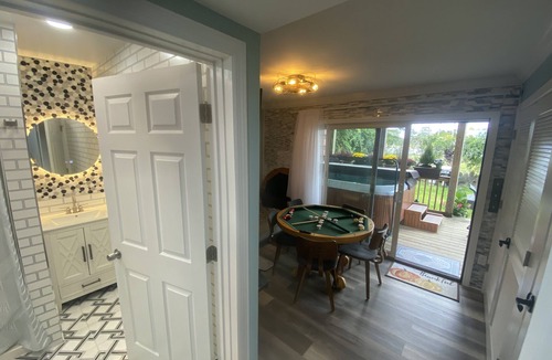 Keansburg House | Pristine 3bed , 3bath 1 min walkto the beach water amusement park. Hot Tub 5 TVs