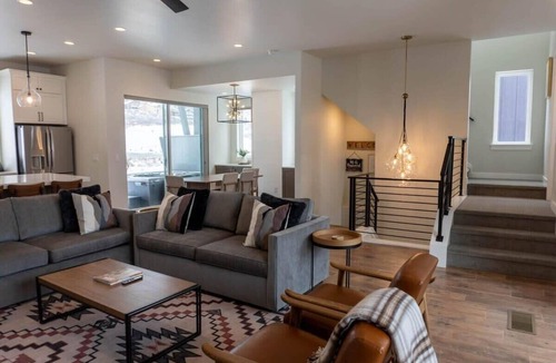 Deer Mountain Condo | Pristine 3BR w/Hot Tub - 15min to Park City!