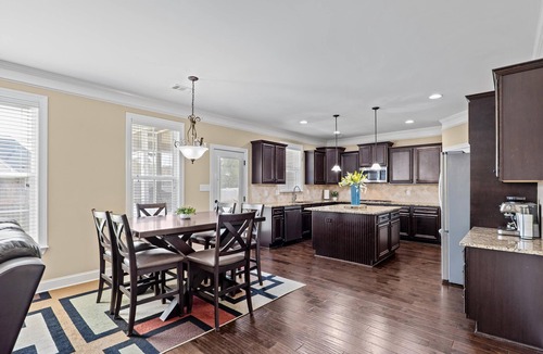 Augusta House | Pristine 5-bedroom, 4-bathroom home in Augusta, GA—perfect for your entire Masters party. Enjoy plenty of room to relax with a convenient drive to Augusta National, making it easy to get to the course each day. Close to River Island and Westlake.