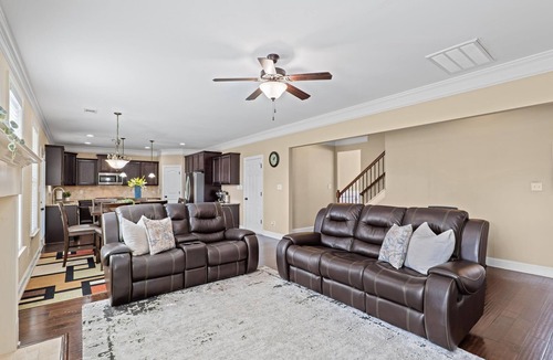 Augusta House | Pristine 5-bedroom, 4-bathroom home in Augusta, GA—perfect for your entire Masters party. Enjoy plenty of room to relax with a convenient drive to Augusta National, making it easy to get to the course each day. Close to River Island and Westlake.