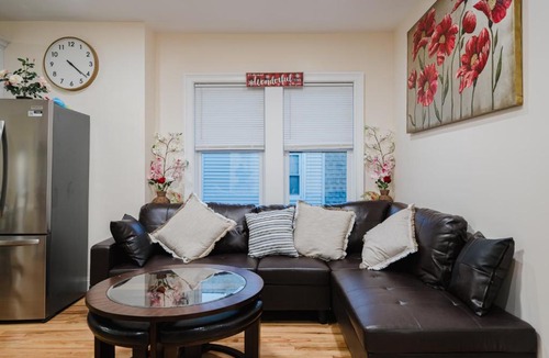 Milton Apartment | Pristine 5BR Milton Apt - Free Parking, Balcony, AC & TV 142