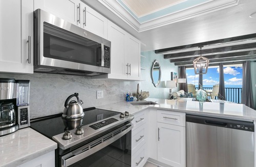 Marco Island Condo | Pristine Cozy Beachfront Penthouse Condo: Full Reno SW1702-best location