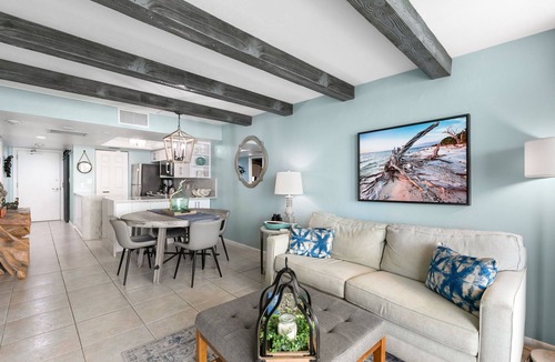 Marco Island Condo | Pristine Cozy Beachfront Penthouse Condo: Full Reno SW1702-best location