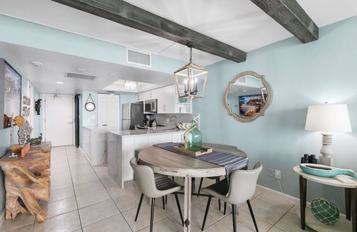 Marco Island Condo | Pristine Cozy Beachfront Penthouse Condo: Full Reno SW1702-best location