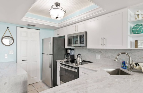 Marco Island Condo | Pristine Cozy Beachfront Penthouse Condo: Full Reno SW1702-best location