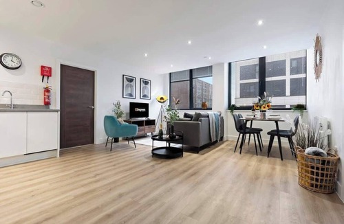 Old Trafford Apartment | Pristine Flat, Ideal for Small groups, Sleeps 4!