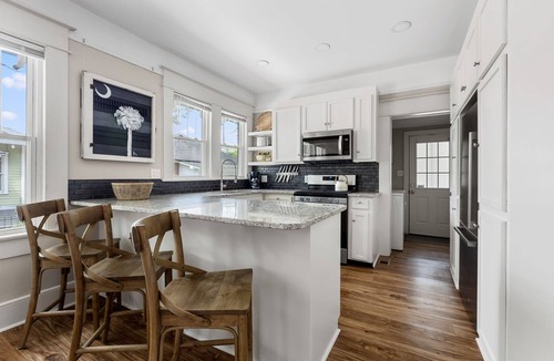 Earlewood House | Pristine Historic Bungalow: 2 King Suites | Near USC | Firepit