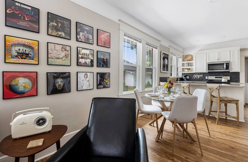 Earlewood House | Pristine Historic Bungalow: 2 King Suites | Near USC | Firepit