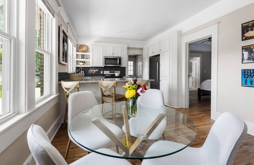 Earlewood House | Pristine Historic Bungalow: 2 King Suites | Near USC | Firepit