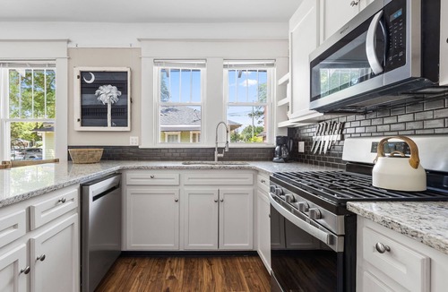 Earlewood House | Pristine Historic Bungalow: 2 King Suites | Near USC | Firepit